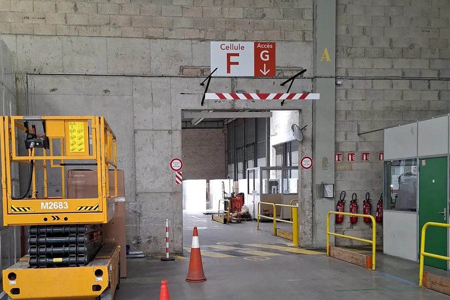 Baie de communication entre deux cellules d'entrepôt dépourvue de porte coupe-feu