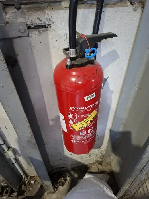 Extincteur portant une étiquette Appareil inutilisable en l'état posée lors de la vérification